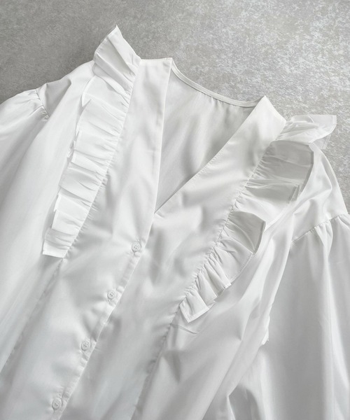 ＪＵＧＬＡＮＳ（ユグランス）の「☆ 大人の可愛いが叶う。ブロードVネックフリルブラウス　30975A132（シャツ/ブラウス・レディース・ホワイト/ブラック・FREE）」の4枚目の写真