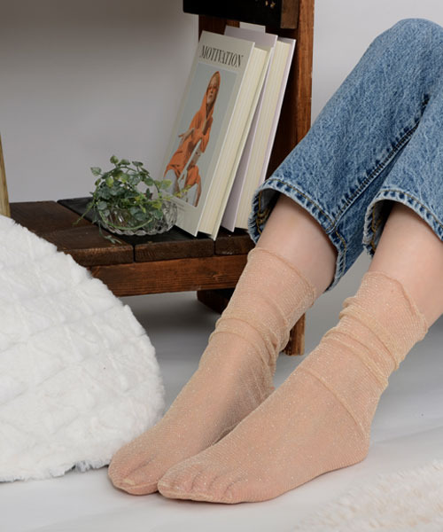 TONE SELECT GOODS（トーンセレクトグッズ）の「【float】キラキラ ラメ シースルー クルー丈ソックス【9色展開】（ソックス/靴下・レディース・ベージュ/ブラック/レッド/イエロー/ブルー/グリーン/グレー/ネイビー/ブラック系・FREE）」の5枚目の写真