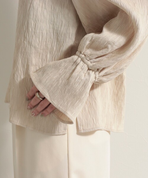 fredy emue（フレディエミュ）の「楊柳袖口フレアーブラウス（シャツ/ブラウス・レディース・ブラック/ベージュ/オフホワイト/ラベンダー・38）」の11枚目の写真