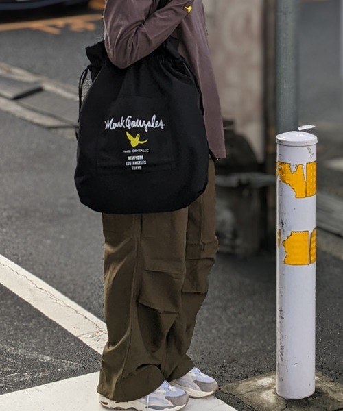 Mark Gonzales（マーク・ゴンザレス）の「MARK GONZALES ART WORK/マークゴンザレス　【Web限定】キャンバスプリント巾着トート（ショルダーバッグ・メンズ・ホワイト系1/ブラック系2/ホワイト系2/ブラック系1・FREE）」の3枚目の写真