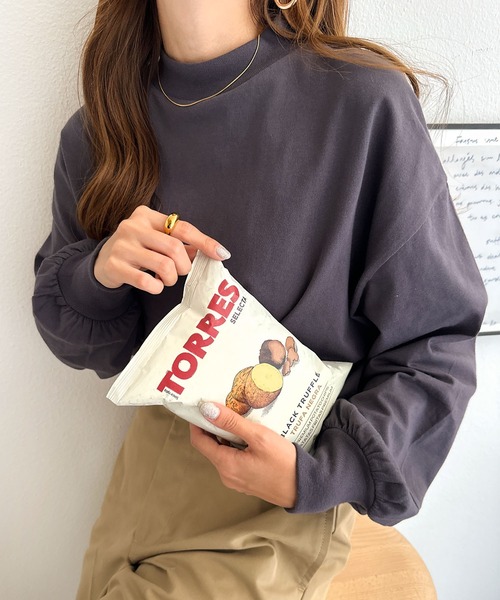 andme(アンドミー)の「モックネックボリューム袖長袖Tシャツ(Tシャツ/カットソー・レディース・スミクロ/ブラック/ブルーグレー/ベージュ系その他/オフホワイト/ホワイト×ブラック/ブラウン・M/L)」の5枚目の写真