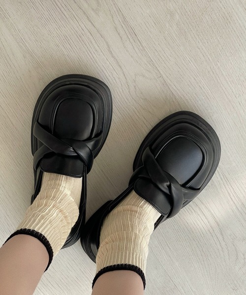 Chick(チック)の「【TAE×Chick】ツイストスクエアトゥローファー(ローファー・レディース・ブラック・23.5/24/23/24.5)」の4枚目の写真