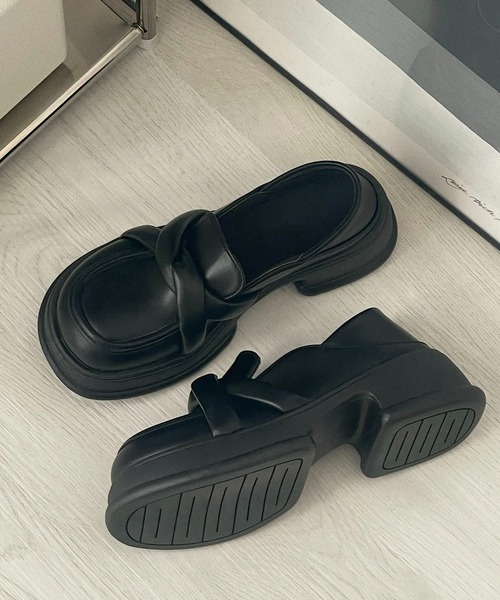 Chick(チック)の「【TAE×Chick】ツイストスクエアトゥローファー(ローファー・レディース・ブラック・23.5/24/23/24.5)」の2枚目の写真