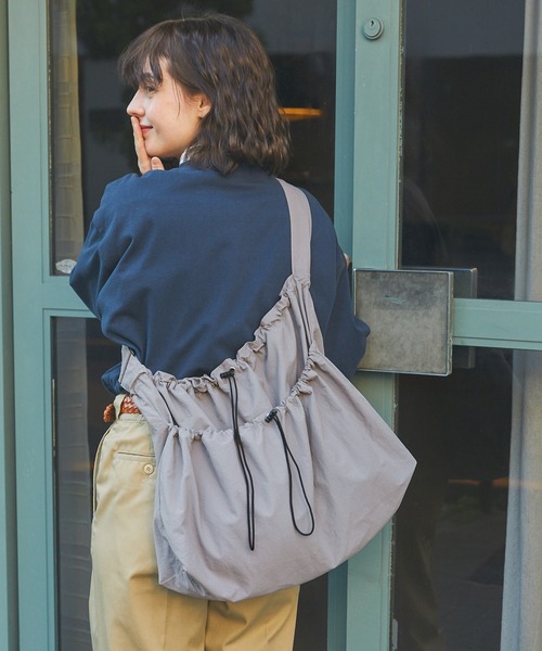 MONO-MART LADY'S（モノマートレディース）の「ナイロンドロストポケットビッグショルダーバッグ（ショルダーバッグ・レディース・カーキ/ブラック/アイボリー/シルバー/グレー/ブルー・FREE）」の3枚目の写真