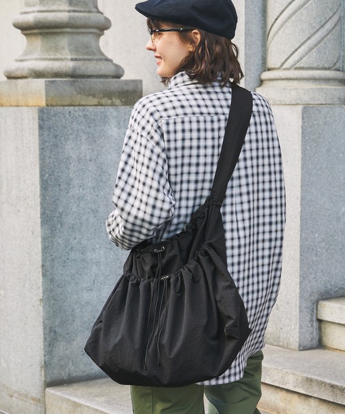 MONO-MART LADY'S（モノマートレディース）の「ナイロンドロストポケットビッグショルダーバッグ（ショルダーバッグ・レディース・カーキ/ブラック/アイボリー/シルバー/グレー/ブルー・FREE）」の11枚目の写真