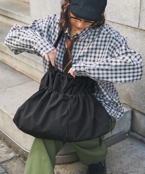 MONO-MART LADY'S（モノマートレディース）の「ナイロンドロストポケットビッグショルダーバッグ（ショルダーバッグ・レディース・カーキ/ブラック/アイボリー/シルバー/グレー/ブルー・FREE）」の12枚目の写真