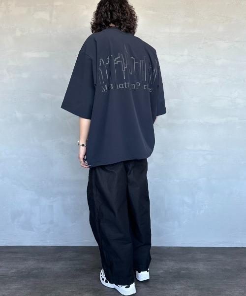 Manhattan Portage（マンハッタンポーテージ）の「[MANHATTAN PORTAGE/マンハッタンポーテージ] 別注 4WAYストレッチナイロン バックプリントTシャツ（Tシャツ/カットソー・レディース・ブラック/ライトグレー/ネイビー・M/L/XL）」の15枚目の写真
