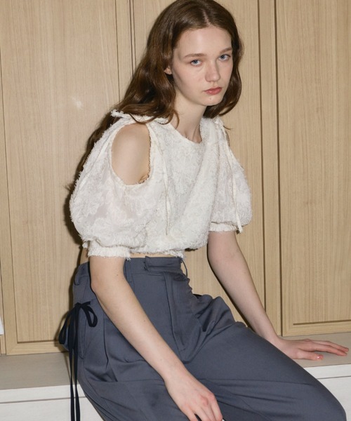 idem(イデム)の「shoulder slit flower blouse/フリンジジャガード袖開きブラウス(シャツ/ブラウス・レディース・グレー/アイボリー・FREE)」の7枚目の写真