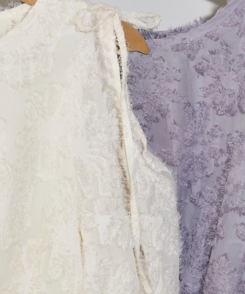 idem(イデム)の「shoulder slit flower blouse/フリンジジャガード袖開きブラウス(シャツ/ブラウス・レディース・グレー/アイボリー・FREE)」の9枚目の写真