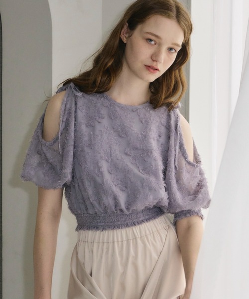 idem（イデム）の「shoulder slit flower blouse/フリンジ