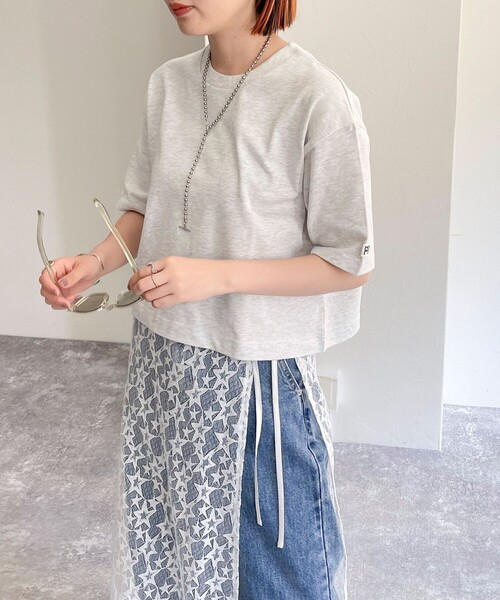 fredy emue（フレディエミュ）の「【新色登場】FRワッペンクロップド丈 Tシャツ（Tシャツ/カットソー・レディース・チャコールグレー/ライトグレー/グレイッシュベージュ/オフホワイト/グレー・38）」の4枚目の写真