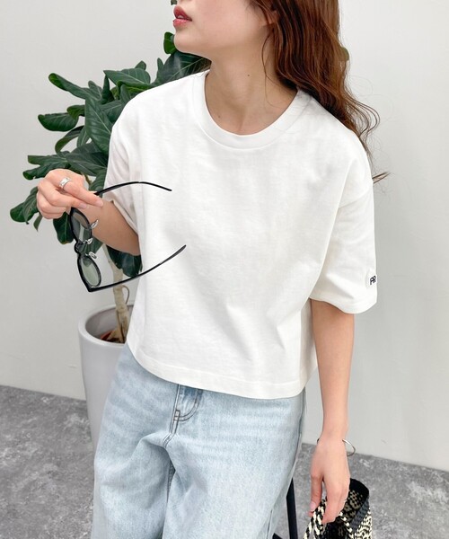 fredy emue（フレディエミュ）の「【新色登場】FRワッペンクロップド丈 Tシャツ（Tシャツ/カットソー・レディース・チャコールグレー/ライトグレー/グレイッシュベージュ/オフホワイト/グレー・38）」の2枚目の写真