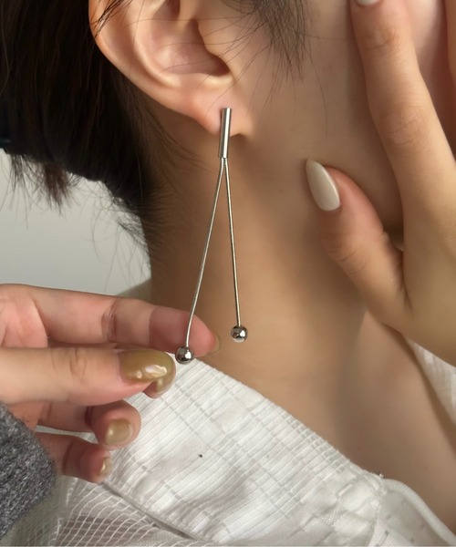 lawgy（ラウジー）の「swaying ball pierce / スウェイングボールピアス（ピアス（両耳用）・レディース・シルバー/ゴールド・FREE）」の4枚目の写真