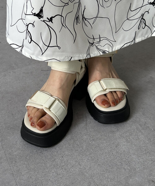 Thevon（ゼボン）の「厚底ベルクロGLDサンダル（サンダル・レディース・アイボリー/ブラック・M/L）」の2枚目の写真