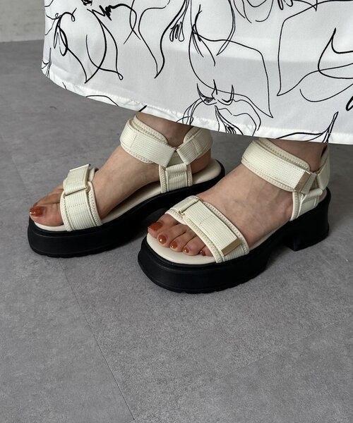 Thevon（ゼボン）の「厚底ベルクロGLDサンダル（サンダル・レディース・アイボリー/ブラック・M/L）」の5枚目の写真