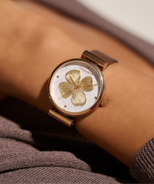 OLIVIA BURTON（オリビアバートン）の「「OLIVIA BURTON/オリビアバートン」シグネチャー - 36mm ドッグウッド T バー レザーストラップ ウォッチ（アナログ腕時計・レディース・ピンク/ゴールド×ブラウン・36mm）」の2枚目の写真