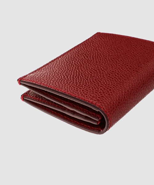 THOM BROWNE(トムブラウン)の「DOUBLE CARD HOLDER IN PEBBLE GRAIN LEATHER(カードケース・メンズ・バーガンディー・ONE SIZE)」の3枚目の写真