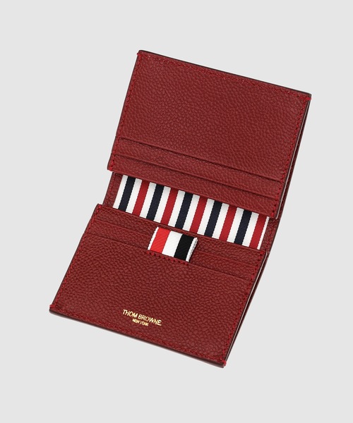 THOM BROWNE(トムブラウン)の「DOUBLE CARD HOLDER IN PEBBLE GRAIN LEATHER(カードケース・メンズ・バーガンディー・ONE SIZE)」の4枚目の写真