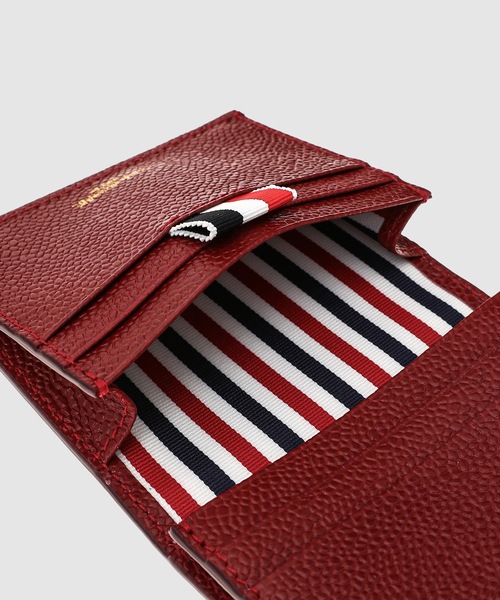 THOM BROWNE(トムブラウン)の「DOUBLE CARD HOLDER IN PEBBLE GRAIN LEATHER(カードケース・メンズ・バーガンディー・ONE SIZE)」の5枚目の写真