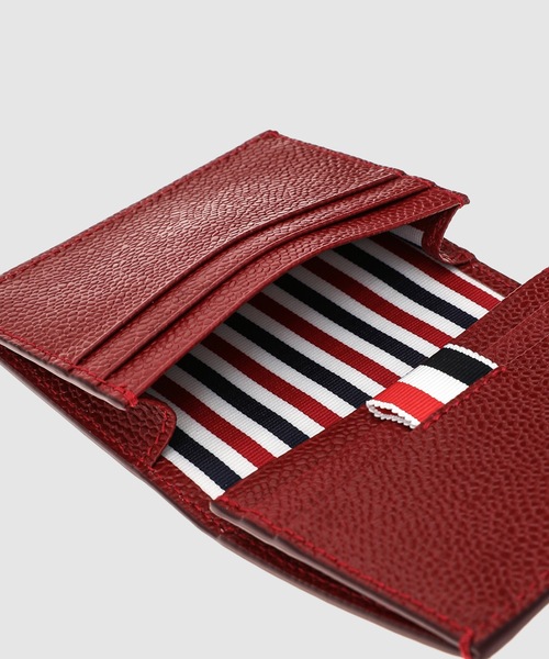 THOM BROWNE(トムブラウン)の「DOUBLE CARD HOLDER IN PEBBLE GRAIN LEATHER(カードケース・メンズ・バーガンディー・ONE SIZE)」の6枚目の写真