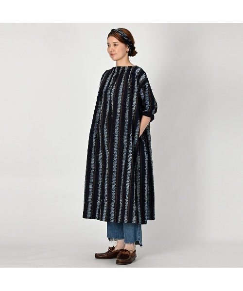 45R（フォーティファイブアール）の「バティックプリントのシャーリング馬ドレス（インディゴ）（ワンピース・レディース・インディゴブルー・FREE）」の4枚目の写真