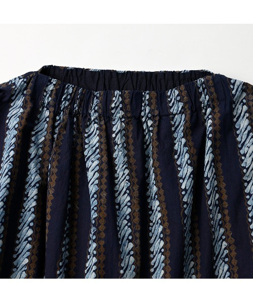 45R（フォーティファイブアール）の「バティックプリントのシャーリング馬ドレス（インディゴ）（ワンピース・レディース・インディゴブルー・FREE）」の7枚目の写真