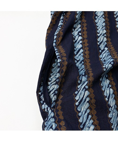 45R（フォーティファイブアール）の「バティックプリントのシャーリング馬ドレス（インディゴ）（ワンピース・レディース・インディゴブルー・FREE）」の10枚目の写真