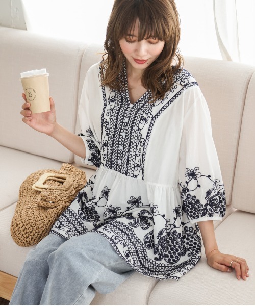 SUGAR BISKET（シュガービスケット）の「ボタニカル刺繍ブラウス（シャツ/ブラウス・レディース・ホワイト/ネイビー・フリー）」の2枚目の写真