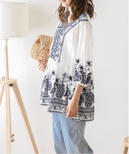 SUGAR BISKET（シュガービスケット）の「ボタニカル刺繍ブラウス（シャツ/ブラウス・レディース・ホワイト/ネイビー・フリー）」の7枚目の写真