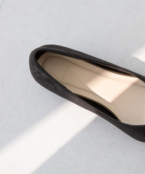 menue（メヌエ）の「ポインテッドトゥ メタルモチーフ ローヒール パンプス（パンプス・レディース・ブラック/グレイッシュベージュ/ライトベージュ・21.5cm/22.0cm/22.5cm/23.0cm/23.5cm/24.0cm/24.5cm/25.0cm/25.5cm/26.0cm）」の22枚目の写真