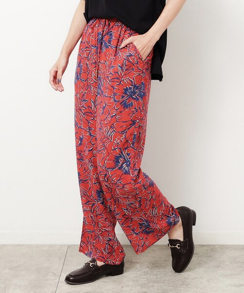 OPAQUE.CLIP（オペークドットクリップ）の「フラワービックプリントイージーパンツ【洗える】（その他パンツ・レディース・ブラウン/グリーン系その他2/レッド系2・38/40）」の3枚目の写真