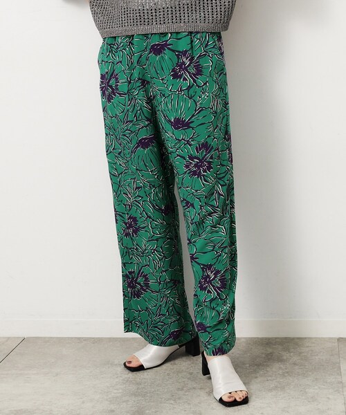OPAQUE.CLIP（オペークドットクリップ）の「フラワービックプリントイージーパンツ【洗える】（その他パンツ・レディース・ブラウン/グリーン系その他2/レッド系2・38/40）」の2枚目の写真