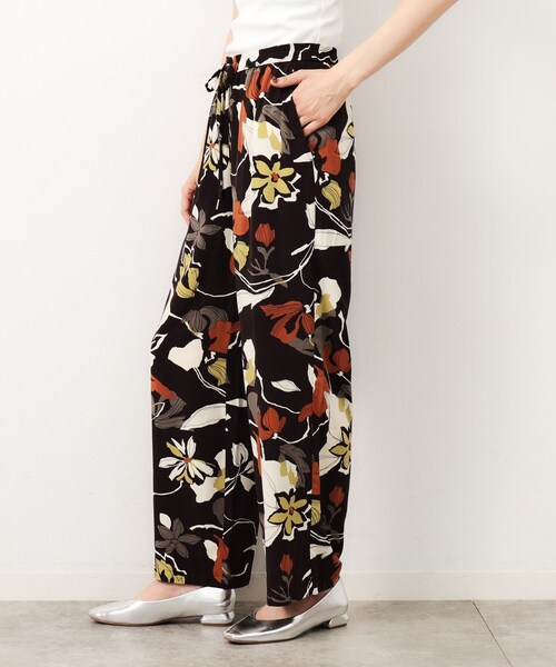 OPAQUE.CLIP（オペークドットクリップ）の「フラワービックプリントイージーパンツ【洗える】（その他パンツ・レディース・ブラウン/グリーン系その他2/レッド系2・38/40）」の7枚目の写真