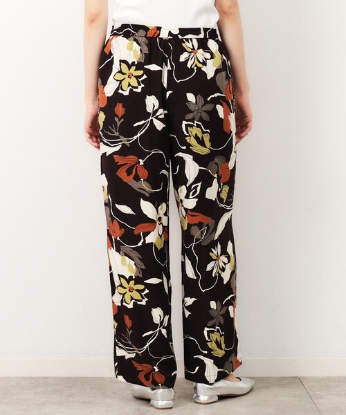 OPAQUE.CLIP（オペークドットクリップ）の「フラワービックプリントイージーパンツ【洗える】（その他パンツ・レディース・ブラウン/グリーン系その他2/レッド系2・38/40）」の8枚目の写真