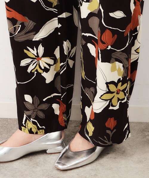 OPAQUE.CLIP（オペークドットクリップ）の「フラワービックプリントイージーパンツ【洗える】（その他パンツ・レディース・ブラウン/グリーン系その他2/レッド系2・38/40）」の11枚目の写真