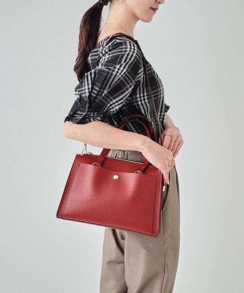 SHOO・LA・RUE（シューラルー）の「◆【通勤/学校行事/2WAY】一枚革風フロントポケットトートバッグ（トートバッグ・レディース・ブラック/ワインレッド/ベージュ系その他7・00）」の4枚目の写真