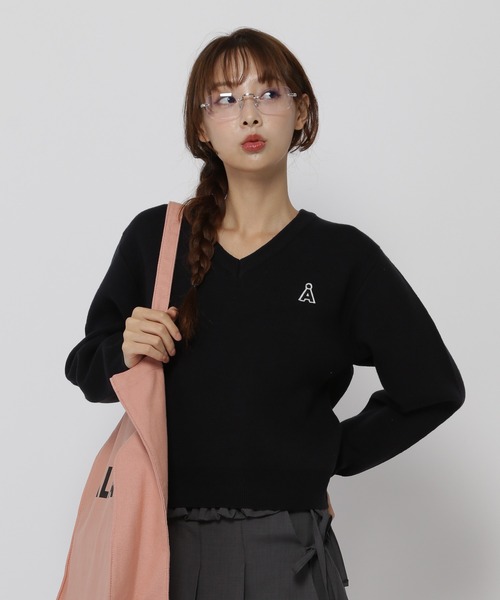 ALAND（エーランド）の「【UNISEX】ALAND／Aロゴ Vネックニットプルオーバー（ニット/セーター・レディース・ブラック/グレー/ネイビー・LARGE/SMALL）」の3枚目の写真