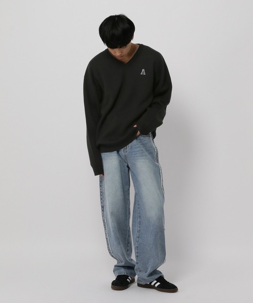 ALAND（エーランド）の「【UNISEX】ALAND／Aロゴ Vネックニットプルオーバー（ニット/セーター・レディース・ブラック/グレー/ネイビー・LARGE/SMALL）」の4枚目の写真