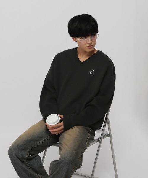 ALAND（エーランド）の「【UNISEX】ALAND／Aロゴ Vネックニットプル