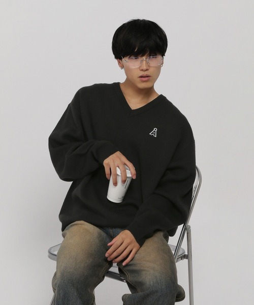 ALAND（エーランド）の「【UNISEX】ALAND／Aロゴ Vネックニットプルオーバー（ニット/セーター・レディース・ブラック/グレー/ネイビー・LARGE/SMALL）」の8枚目の写真