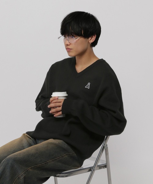 ALAND（エーランド）の「【UNISEX】ALAND／Aロゴ Vネックニットプルオーバー（ニット/セーター・レディース・ブラック/グレー/ネイビー・LARGE/SMALL）」の9枚目の写真