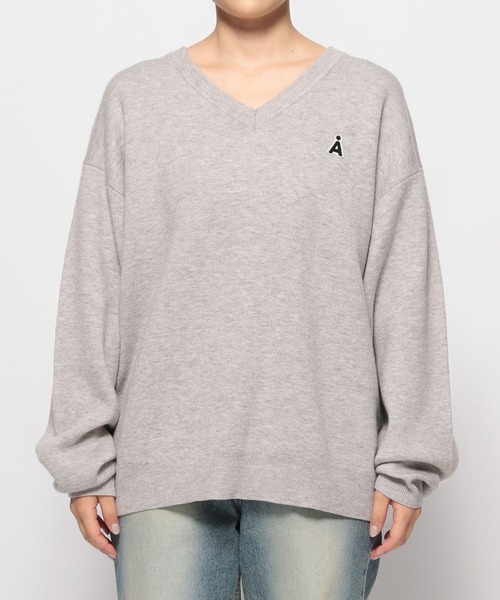 ALAND（エーランド）の「【UNISEX】ALAND／Aロゴ Vネックニットプル