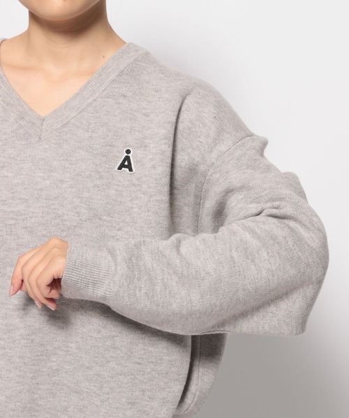 ALAND（エーランド）の「【UNISEX】ALAND／Aロゴ Vネックニットプル