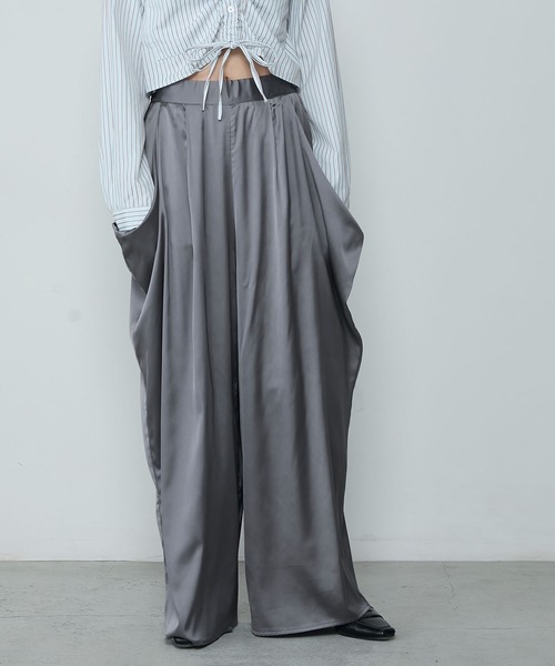 Satin drape relaxing wide pants / サテン ドレープ リラクシング ワイドパンツ（その他パンツ）｜le ELMi（ルエルミ）