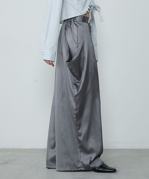 Satin drape relaxing wide pants / サテン ドレープ リラクシング ワイドパンツ（その他パンツ）｜le ELMi（ルエルミ）