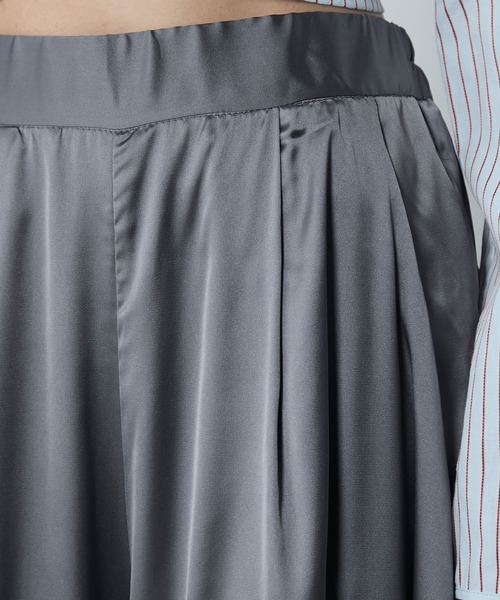 Satin drape relaxing wide pants / サテン ドレープ リラクシング ワイドパンツ（その他パンツ）｜le ELMi（ルエルミ）