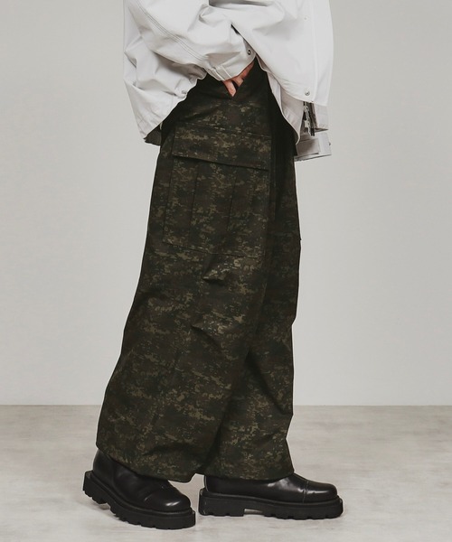 tk.TAKEO KIKUCHI(ティーケータケオキクチ)の「デジカモプリントワイドカーゴパンツ(カーゴパンツ・メンズ・グレー系その他5/カーキ系3・01/02/03)」の1枚目の写真