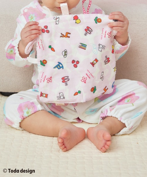 HAKKA BABY（ハッカベビー）の「【戸田デザイン研究室】アップルプリントダブルガーゼにぎにぎハンカチ（その他ベビー用品・キッズ・ブルー/ピンク・FREE）」の7枚目の写真