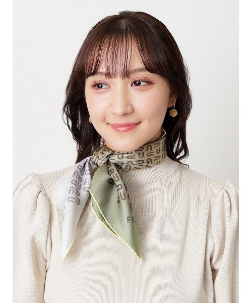 FURLA(フルラ)の「スカーフ FURLA シルクツイルプリント 58*58(バンダナ/スカーフ・レディース・オリーブ/オレンジ/レモンイエロー/グレー・FREE)」の6枚目の写真