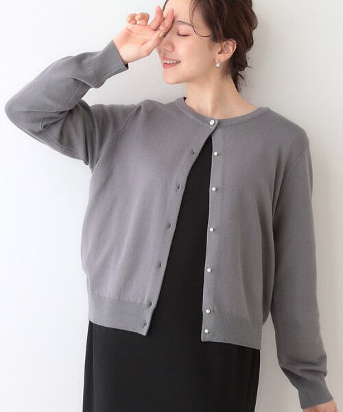 DRESKIP（ドレスキップ）の「【洗える/S-LL】ビジューボタンで華やかさをプラスする きれいめニットカーディガン【CIRCRIC】（カーディガン/ボレロ・レディース・ブラック/チャコールグレー/ライトベージュ/ライトイエロー系・01/02/03/04）」の3枚目の写真